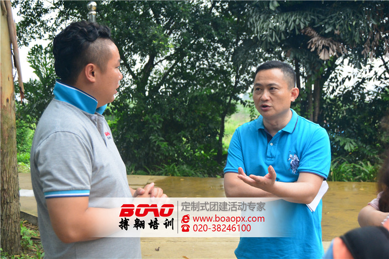 搏翱广州拓展培训公司教练与客户负责人商定项目的确认